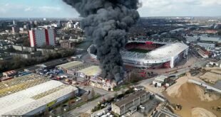 El partido de fútbol de Southampton se pospone después de que se produjera un incendio junto al estadio St Mary’s: el choque de esta noche con Preston se cancela mientras el edificio se derrumba y los bomberos luchan para extinguir el incendio del almacén.

 MEAS MAGZ