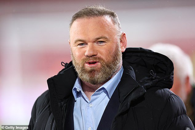 Wayne Rooney cubre Man United vs. Everton como experto para TNT Sports… pero la ex estrella de Inglaterra sigue deseosa de regresar como entrenador de Birmingham después de ser despedido.

 MEAS MAGZ