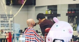 Erik ten Hag visita al peluquero en bicicleta eléctrica después de la decepcionante derrota en el derbi de Manchester, presionando al desafortunado técnico del United

 MEAS MAGZ