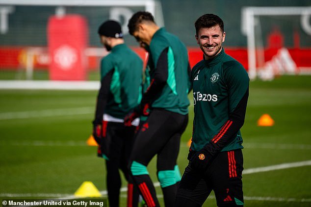 Mason Mount sonríe mientras regresa al entrenamiento del Man United por primera vez en cuatro meses con una lesión en la pantorrilla… dándole al equipo de Erik ten Hag un impulso de cara a los últimos meses de la temporada.

 MEAS MAGZ