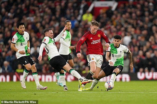 Los seguidores del Manchester United escucharon cantar cánticos de tragedia hacia los fanáticos del Liverpool durante el partido de la Copa FA en relación con el desastre de Hillsborough.

 MEAS MAGZ