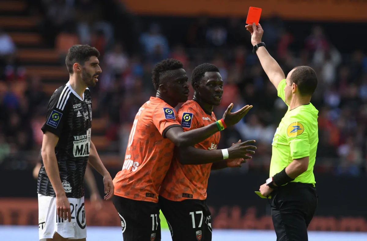 El presidente del Lorient, Loïc Ferry, no está satisfecho con la explicación del árbitro sobre la decisión en el derbi ante el Brest

 MEAS MAGZ